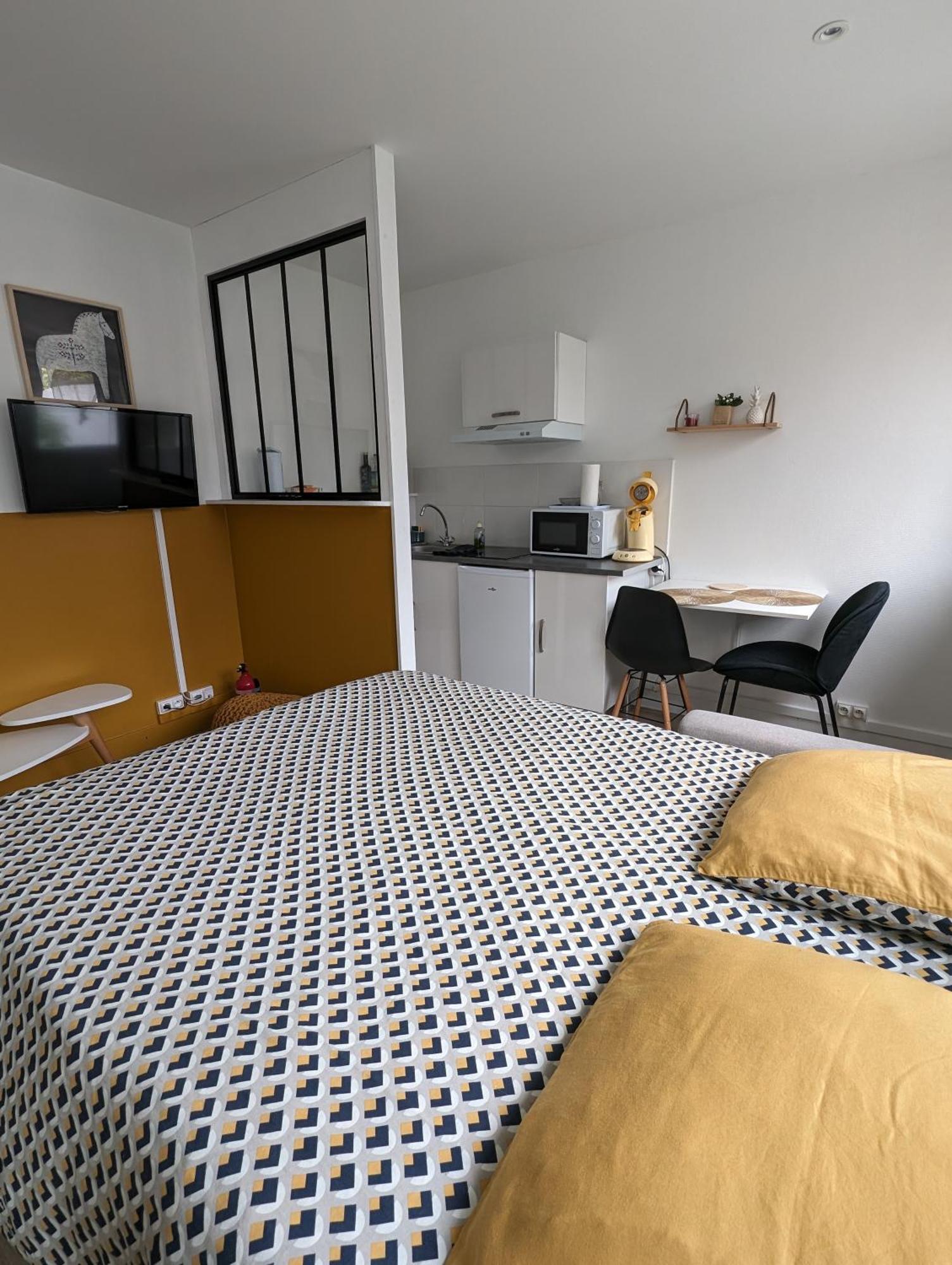 Stockholm- Studio Serenite Avec Jardin Charleville-Mezieres Bagian luar foto